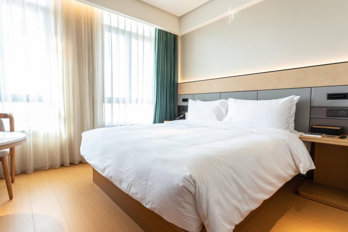 Minibar, in-room safe, desk, cribs (free)