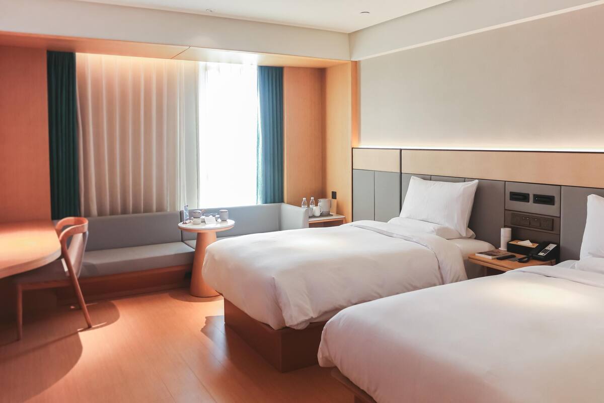 Minibar, in-room safe, desk, cribs (free)