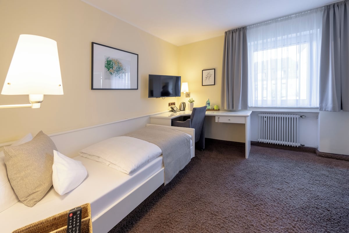 Classic Single Room, 1 Single Bed | Hypo-allergenic bedding, down duvets, in-room safe, desk