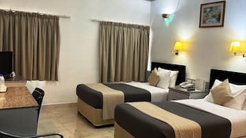 标准房 | 客房内保险箱、办公桌、熨斗/熨板、折叠床/加床(额外收费)