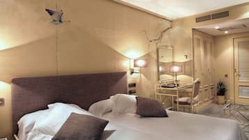Een hotelkamer met twee bedden, een bureau, een stoel en een spiegel.