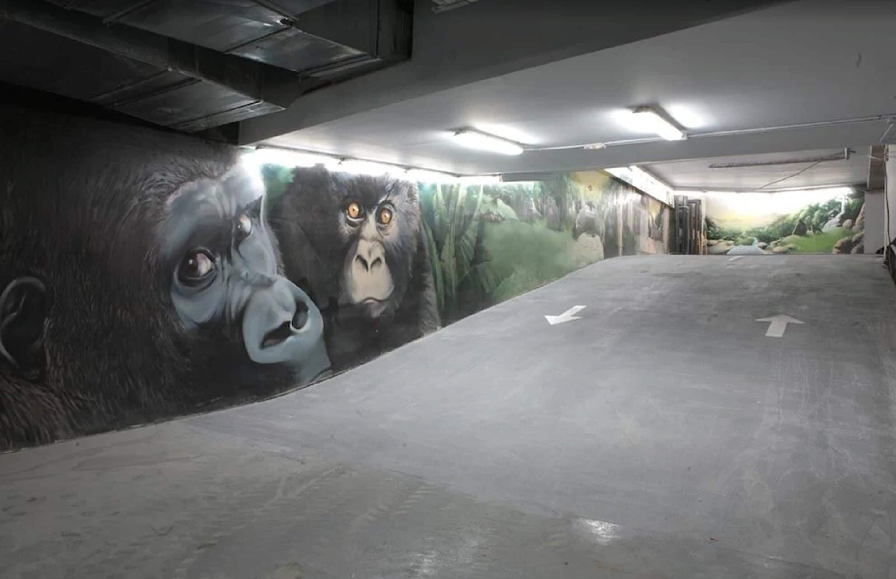 Egy parkolóház, melynek falán gorillákat ábrázoló falfestmény látható.