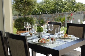 Frühstück, Mittagessen, Abendessen, Blick auf den Pool 