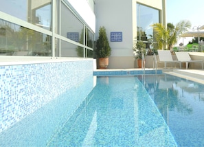 3 ulkouima-allasta, aurinkovarjoja, aurinkotuoleja