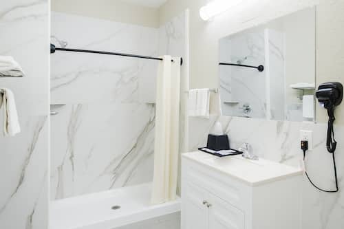Combined shower/tub, free toiletries, hair dryer, towels