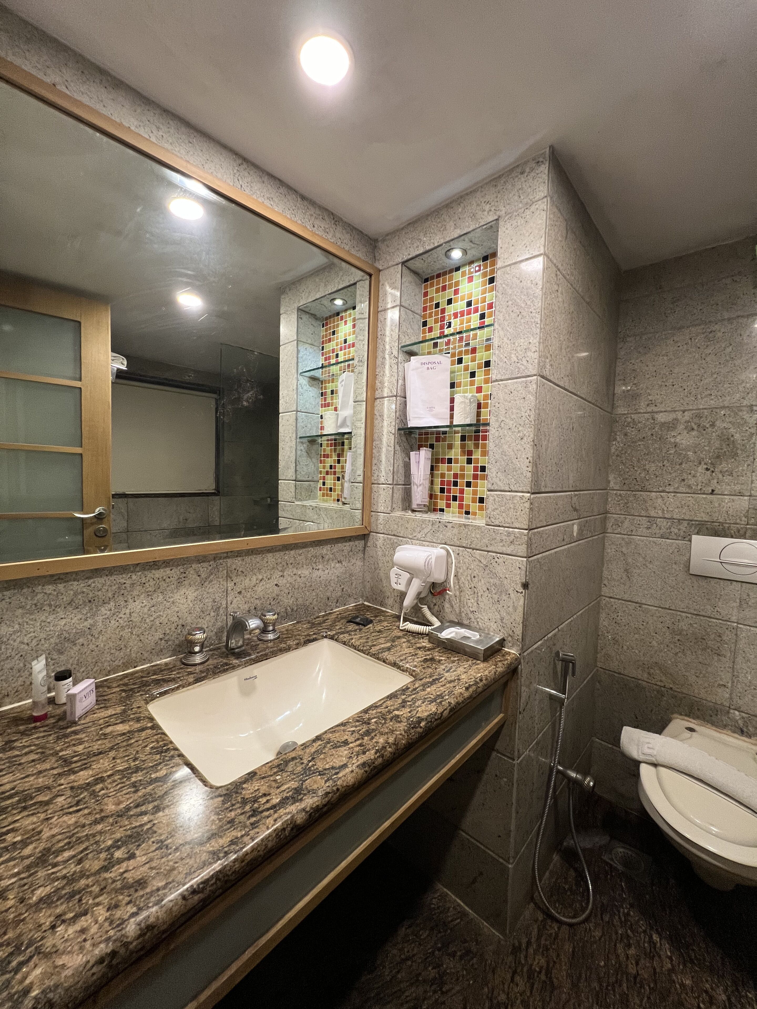 Suite | Bathroom | Shower, free toiletries, hair dryer, towels