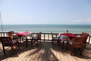 Déjeuner, dîner et souper servis sur place, vue sur la plage