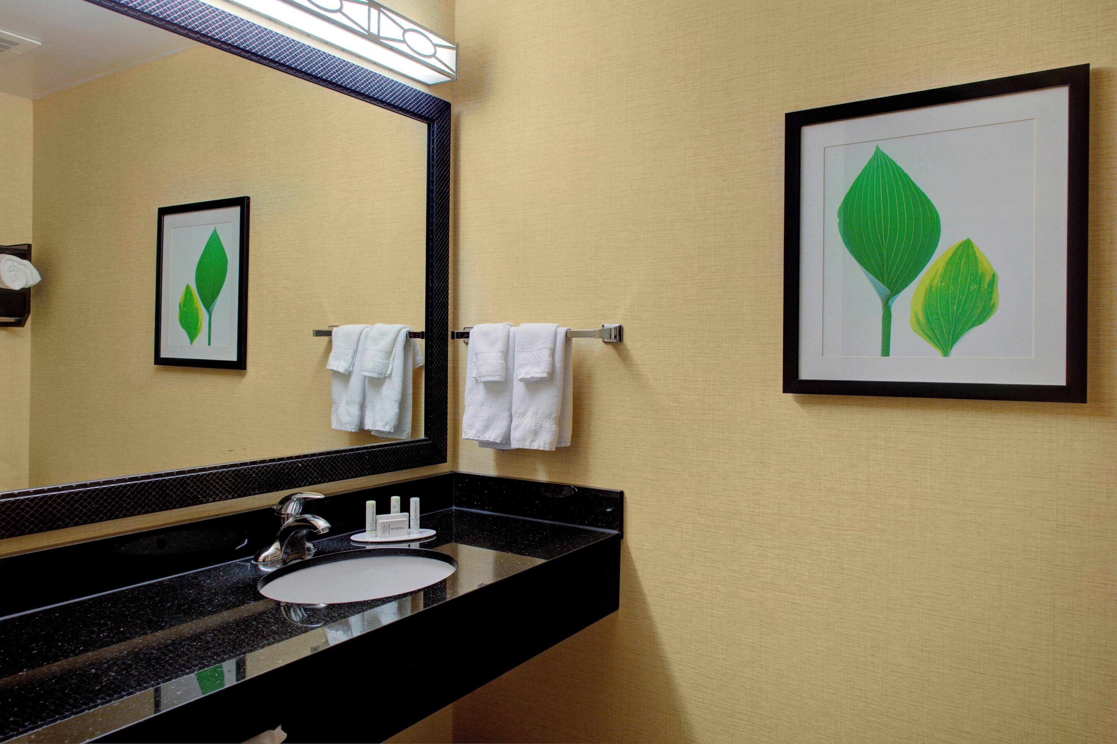 combined shower/bathtub, towels