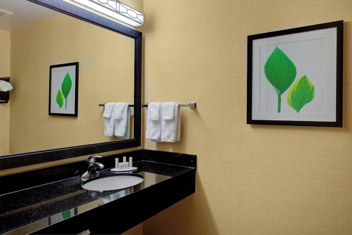 combined shower/bathtub, towels