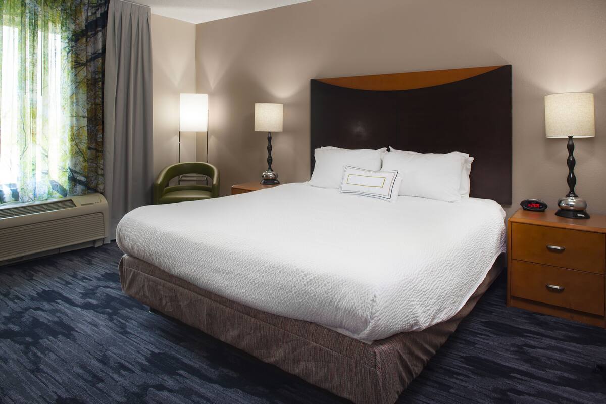 individually decorated, individually furnished, desk, laptop workspace