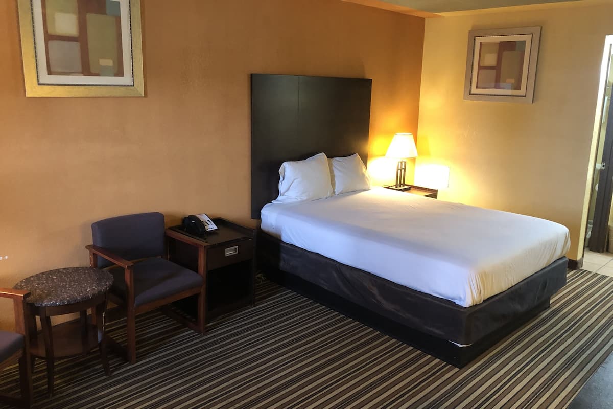 Standardzimmer, 1 Queen-Bett, Raucher | 1 Schlafzimmer, individuell eingerichtet, Schreibtisch