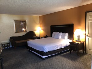 スタンダード ルーム キングベッド 1 台 禁煙 | 1 室のベッドルーム、客室ごとに異なるインテリア、デスク、ノートパソコン用作業スペース