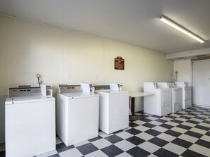 Laundry room - Nendels Inn & Suites (Dodge City)
