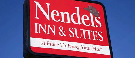 Cartell de Nendels Inn & Suites amb la consigna "Un lloc per penjar el barret".