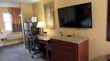 Deluxe-huone, 2 makuuhuonetta, tupakointi kielletty, lemmikkejä ei sallita | Oleskelualue | 40–tuumainen taulutelevisio, jossa kaapelikanavat