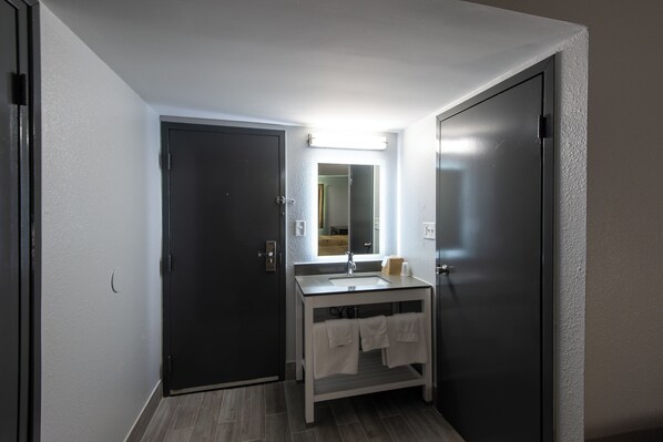 Ensemble douche/baignoire, serviettes fournies, savon