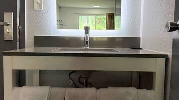 Duschwanne, Handtücher, Seife