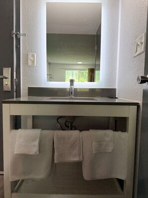 Ensemble douche/baignoire, serviettes fournies, savon