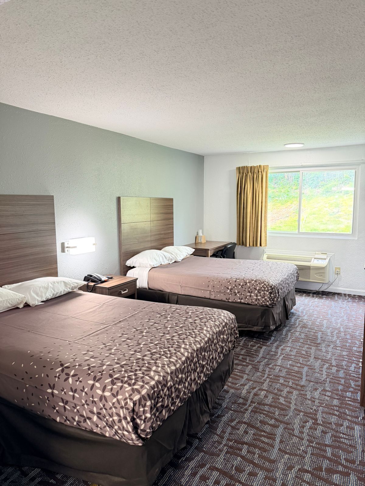 Standardzimmer, 2 Doppelbetten, Nichtraucher | Schreibtisch, kostenloses WLAN, Bettwäsche