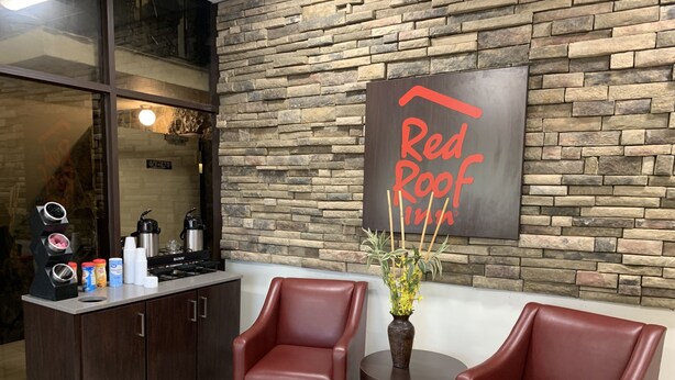 Lobby sitting area - Red Roof Inn Atlanta - Six Flags (Atlanta)