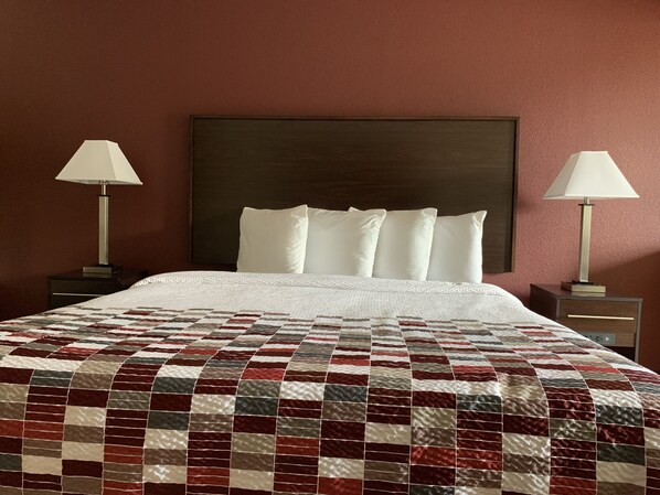 Työpöytä, kannettavalle tietokoneelle sopiva työtila, pimennysverhot