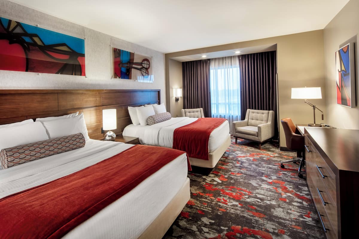 Quarto luxo, 2 camas Queen, para não fumantes (West Tower) | Escrivaninha, espaço de trabalho para notebook