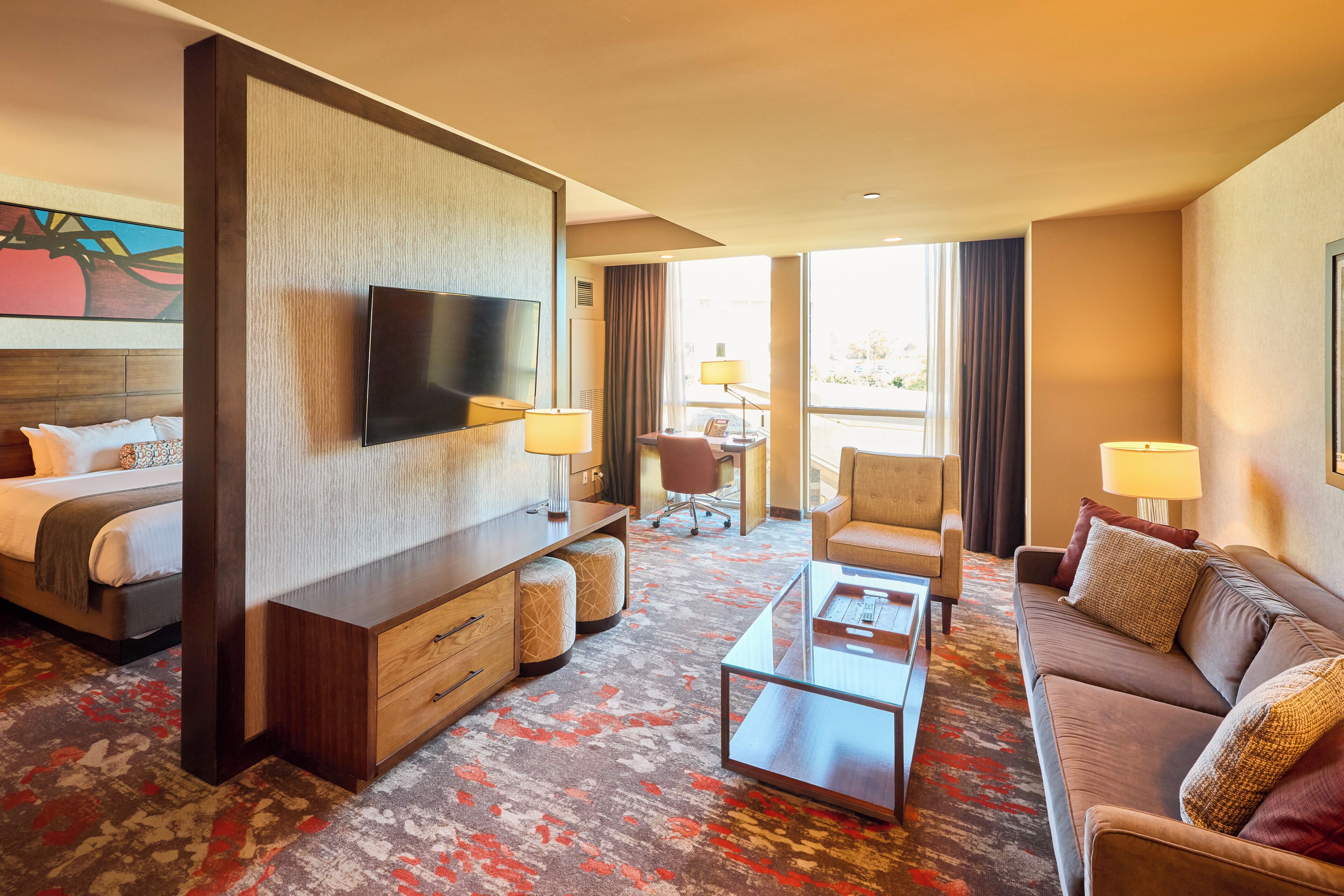 Suíte júnior, 1 cama King, para não fumantes | Escrivaninha, espaço de trabalho para notebook