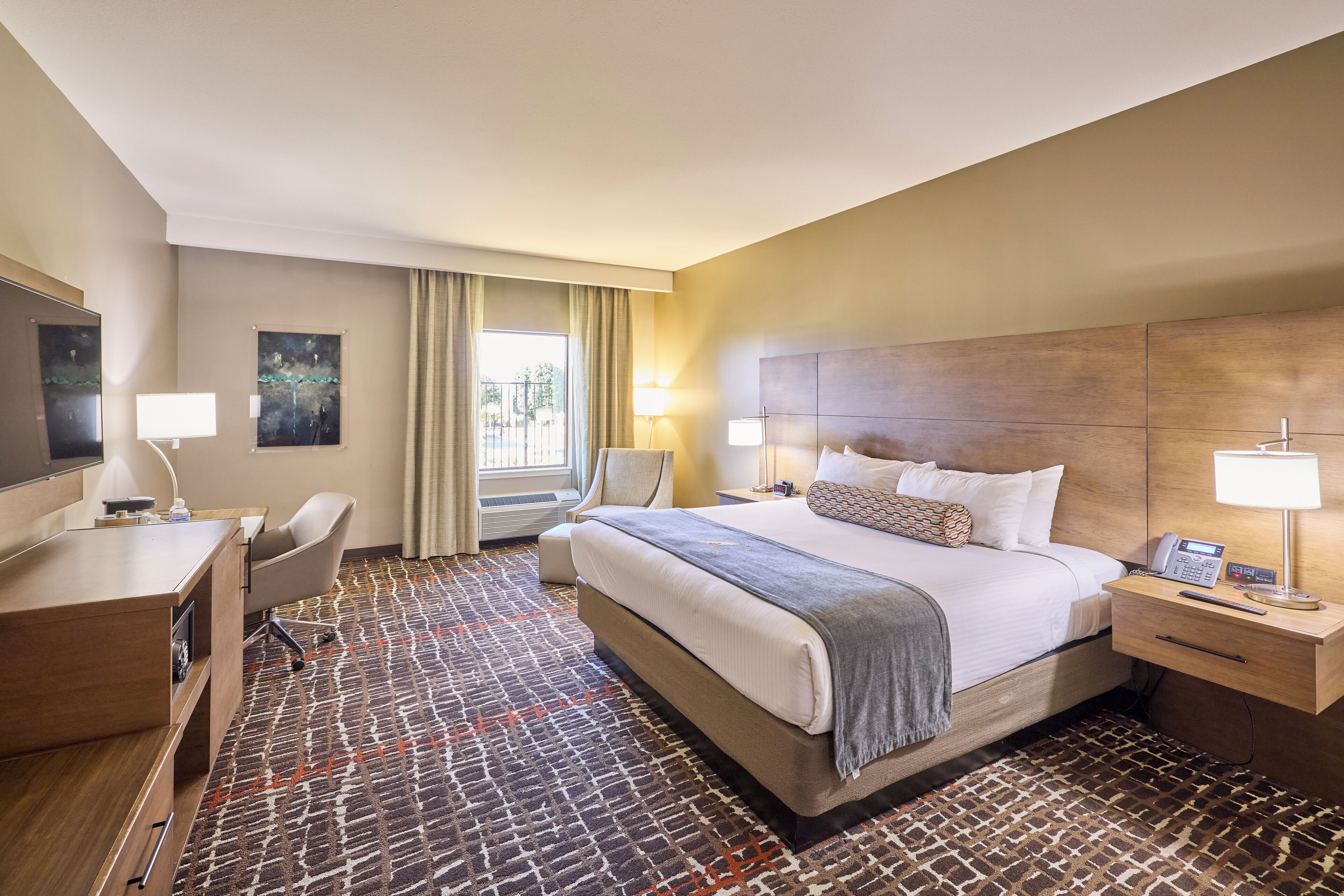 Quarto luxo, 1 cama King, para não fumantes (East Tower) | Escrivaninha, espaço de trabalho para notebook