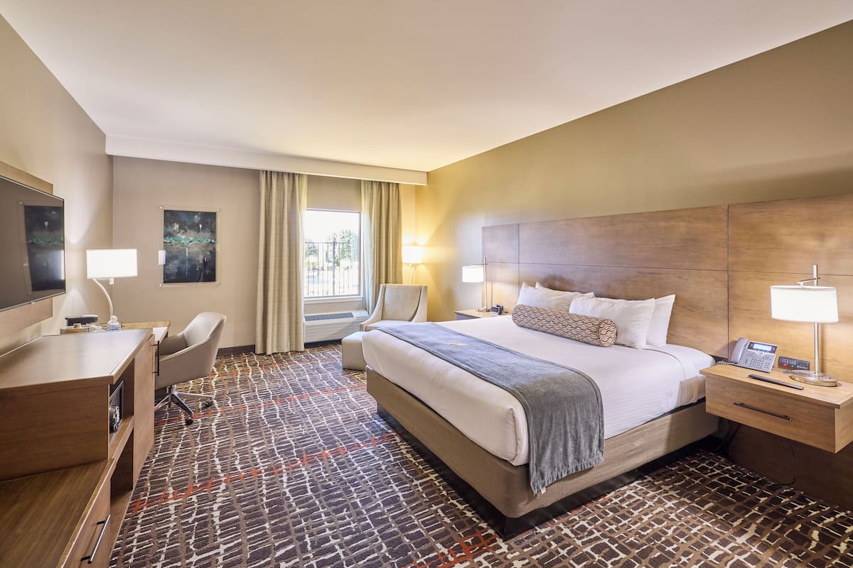 Quarto luxo, 1 cama King, para não fumantes (East Tower) | Escrivaninha, espaço de trabalho para notebook