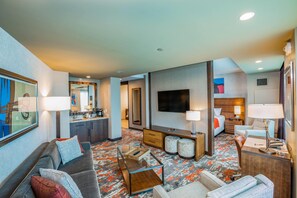 Suite, 1 cama King size, para no fumadores (Angle) | Escritorio y espacio para trabajar con laptop 