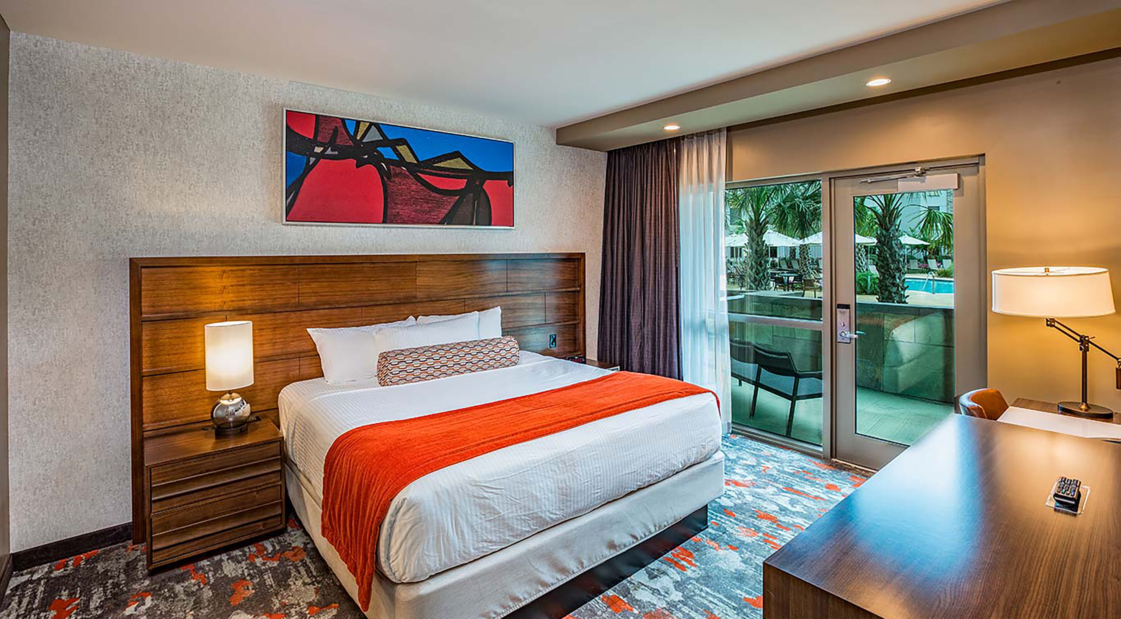 Suíte, 1 cama King, acessível para pessoas com deficiência física (Hearing, Roll-In Shower, Miko) | Escrivaninha, espaço de trabalho para notebook