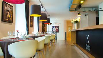 Breakfast, lunch, dinner served; local and international cuisine