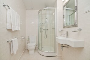 Studio | Kylpyhuone | Ilmaiset hygieniatuotteet, hiustenkuivaaja, pyyhkeet