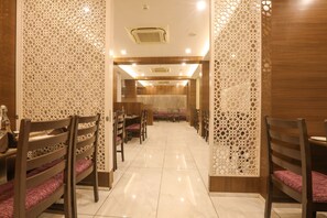 2 restaurants, breakfast served, Indian cuisine