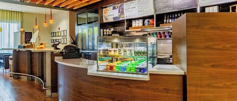 朝食、ディナーに営業