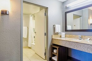 Suite, 1 Bedroom, Balcony | Bathroom