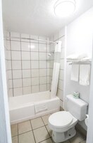 Habitación | Baño | Ducha y bañera combinadas y artículos de higiene personal gratuitos