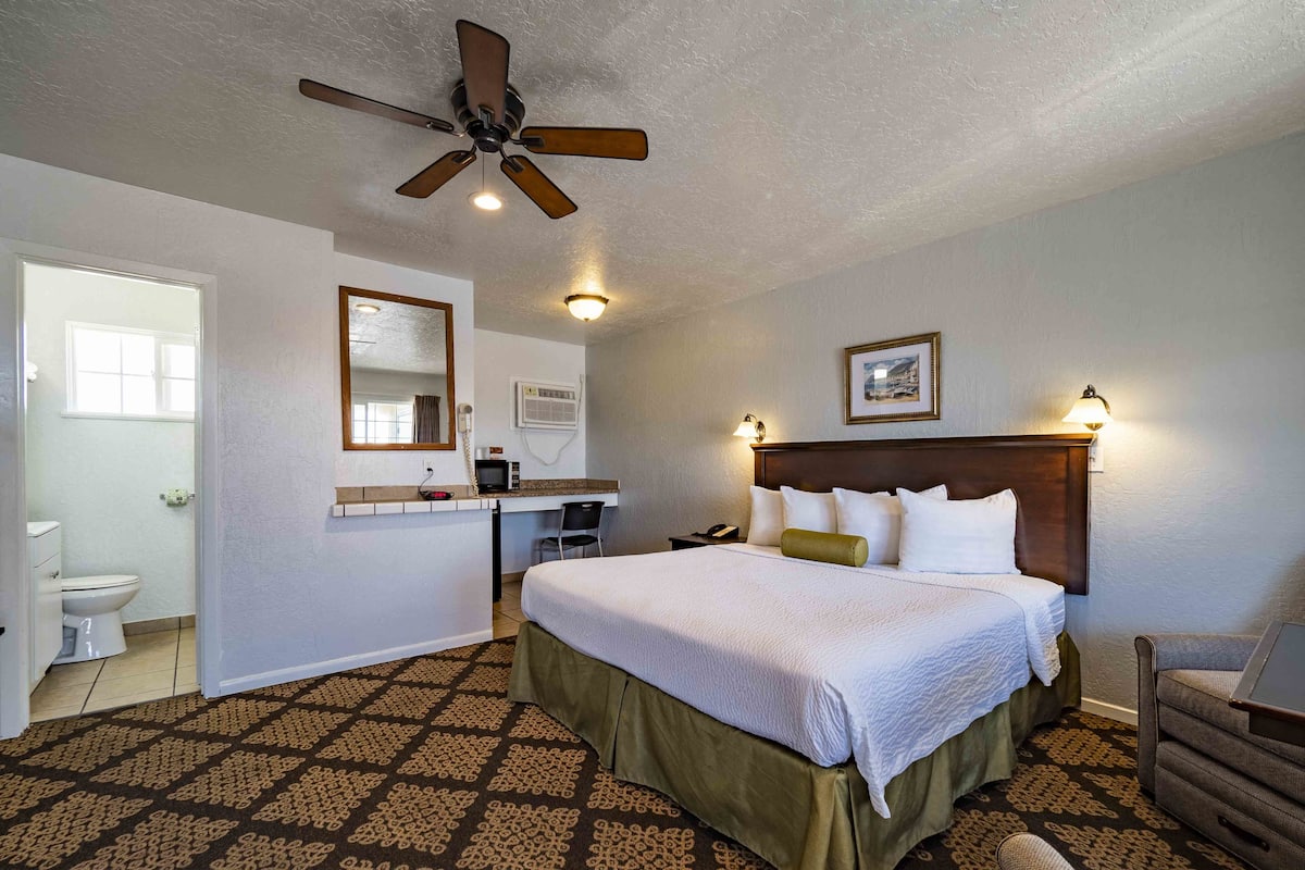 Standard Room, 1 King Bed | 1 bedroom, premium bedding, desk, laptop workspace
