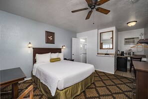 1 غرفة نوم وأغطية فراش متميزة ومكتب ومساحة عمل للكمبيوتر المحمول