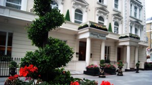 A building with a classical architectural style, featuring columns and a symmetrical facade. - Aspen Apartments (London)