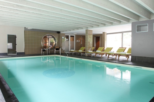 Kolam renang tertutup, kerusi lepak pantai