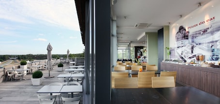 Breakfast, lunch and dinner served