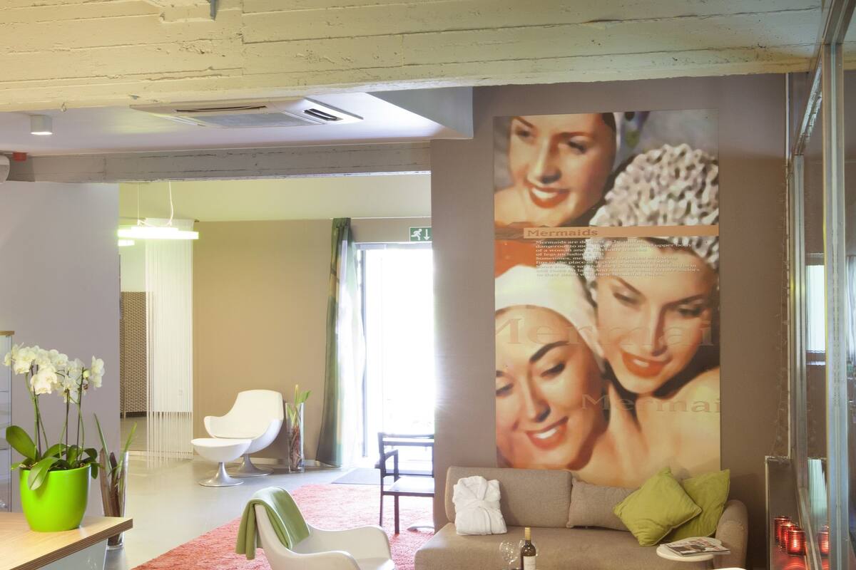 sauna, hot tub, steam room