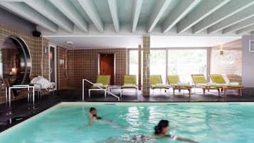 Indendørs pool, åben fra kl. 17.00 til kl. 22.00, liggestole