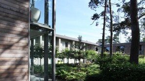 Een modern gebouw met grote ramen en een kiezelhof.