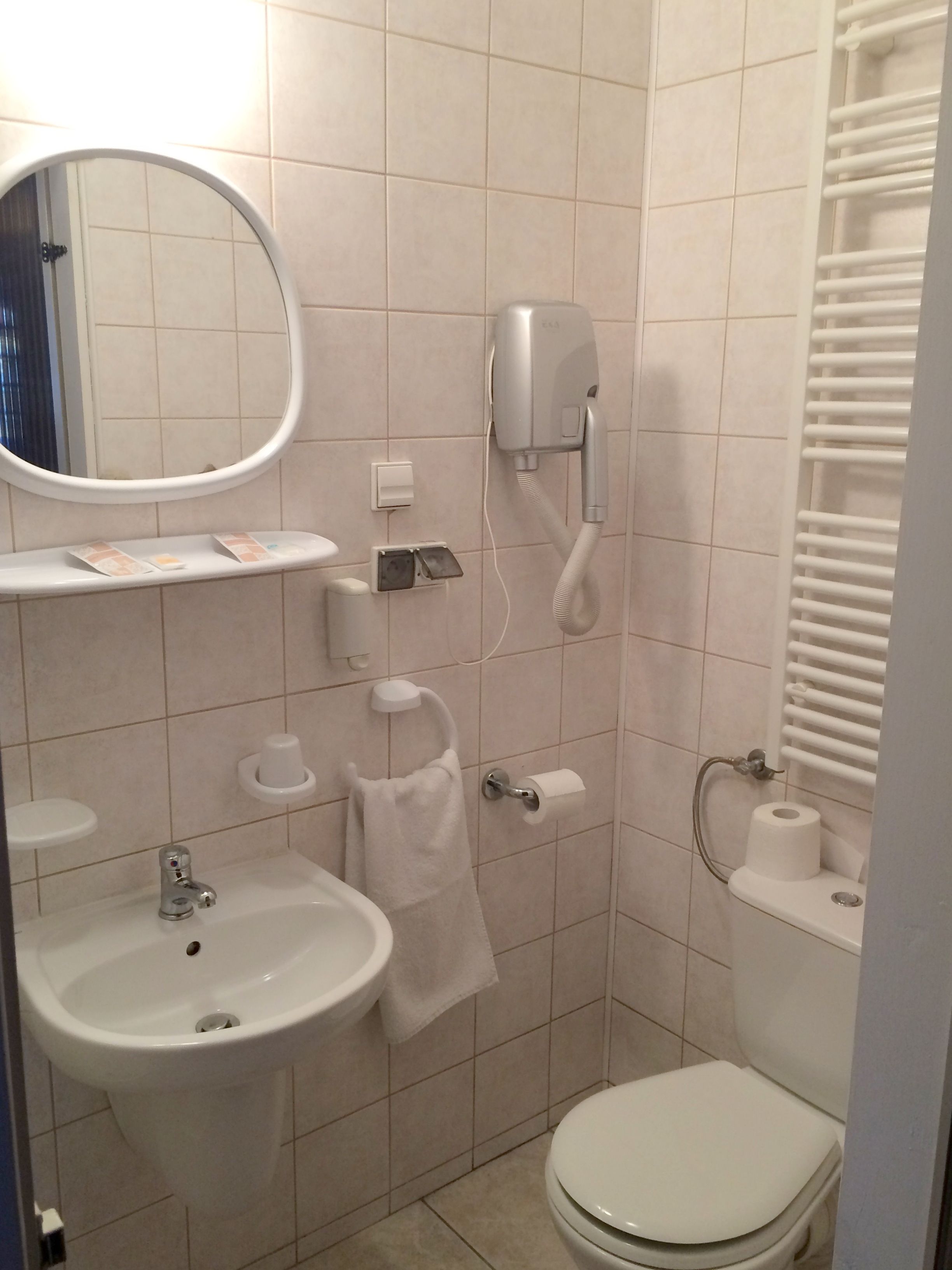 shower, free toiletries, towels