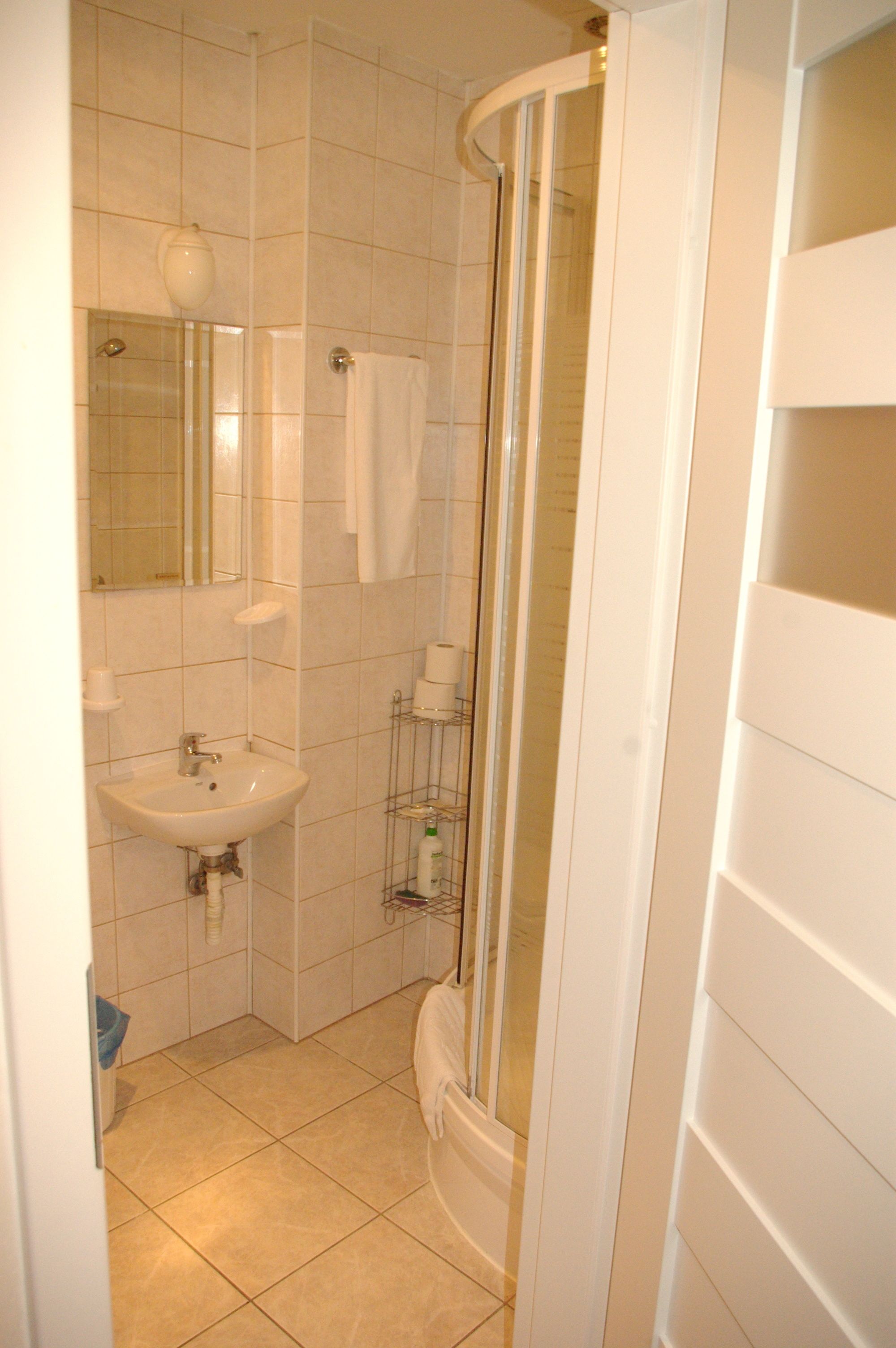 standard twin room, 2 single beds, city view | bathroom | shower, free toiletries, towels