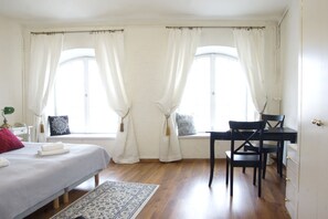 Habitación estándar con 1 cama matrimonial o 2 individuales, vista a la ciudad | Escritorio, tabla de planchar con plancha, camas extra y wifi gratis