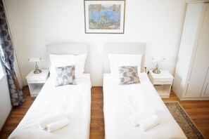 Desk, iron/ironing board, rollaway beds, free WiFi - Dom Literatury Pokoje Gościnne (Warsaw)