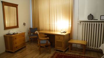 Quarto duplo standard, 2 camas de solteiro, vista para a cidade | Escrivaninha, ferros/tábuas de passar roupa